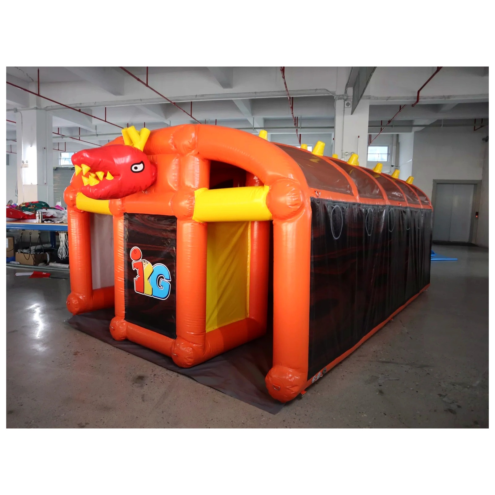 Groot oranje opblaasbaar doolh - Outdoor Adventure Kids Party recensie en prijs
